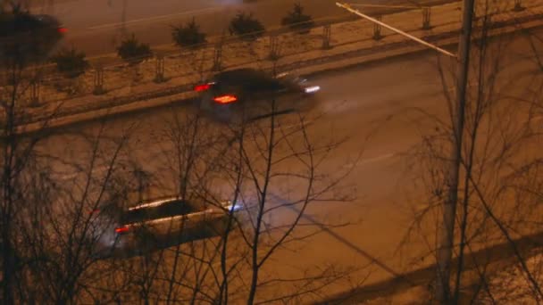 Nuit ville, voitures conduisant sur la route — Video