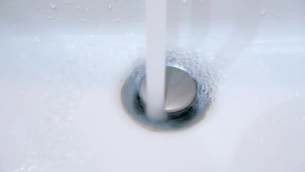 L'eau coule dans l'évier — Video