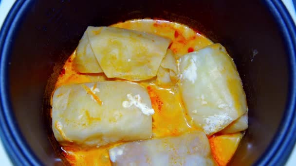 Stuffed cabbage stewed in a pot — Stock Video