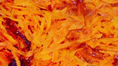 havuç ve pancar bir tavada simmered vardır