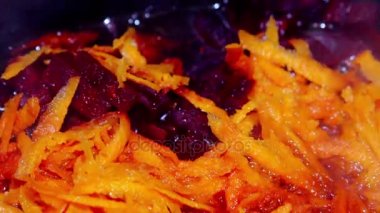 havuç ve pancar bir tavada simmered vardır