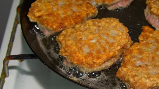 Κοτολέτες τηγανισμένο σε ένα τηγάνι — Αρχείο Βίντεο