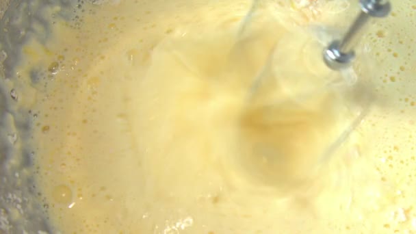 La pâte est fouettée avec un mélangeur — Video