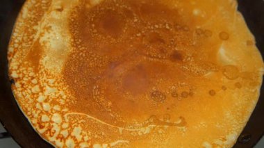 bir tavada kızarmış kek