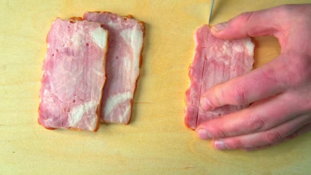 Jamón rebanado en una tabla de madera — Vídeos de Stock