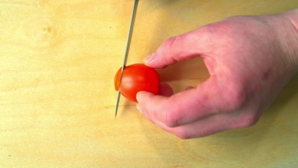 Rebanada de cereza en tablero de madera — Vídeo de stock