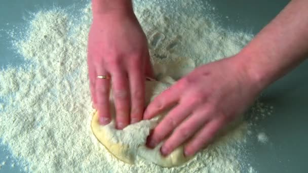 Teig für Pizza kneten und rollen — Stockvideo