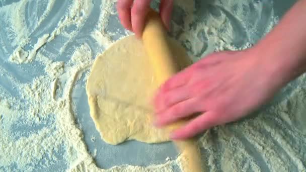 Месить и крутить тесто для пиццы — стоковое видео