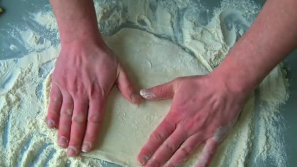 Месить и крутить тесто для пиццы — стоковое видео