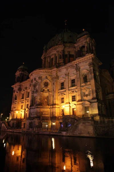 Berlin, en vacker byggnad i natt — Stockfoto