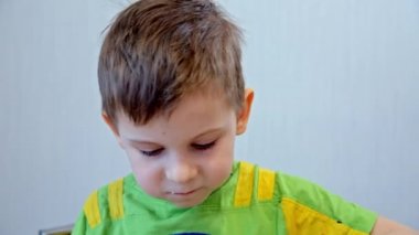 Çocuk bir plaka püresi yiyor