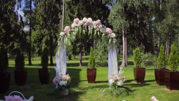 Krásný oblouk pro svatbu v přírodě — Stock video