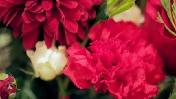 La sala está decorada con hermosas flores — Vídeo de stock