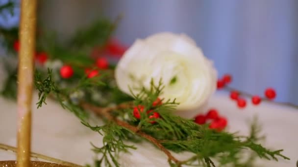 La sala está decorada con hermosas flores — Vídeo de stock