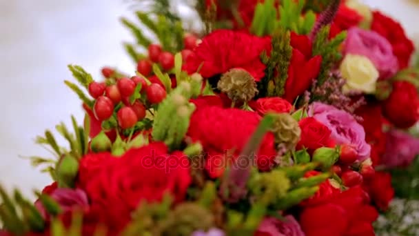 La sala está decorada con hermosas flores — Vídeos de Stock