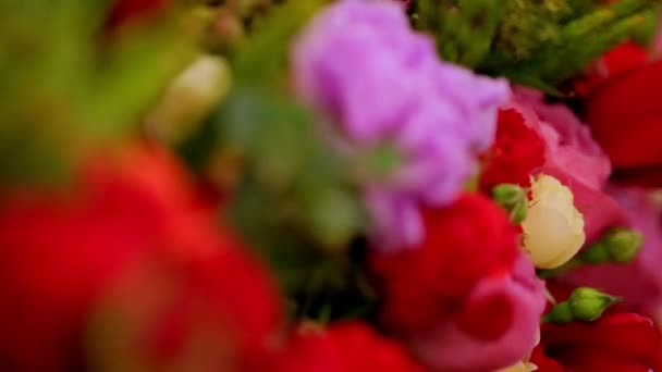 Зал украшен красивыми цветами — стоковое видео