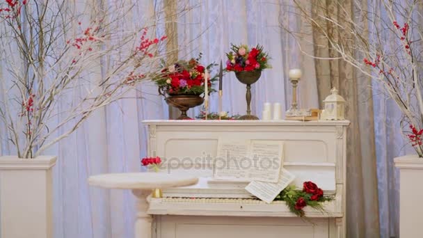Das alte weiße Klavier mit Noten und Blumen — Stockvideo