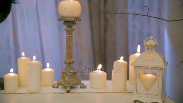 Hermosa decoración de la sala con velas — Vídeo de stock