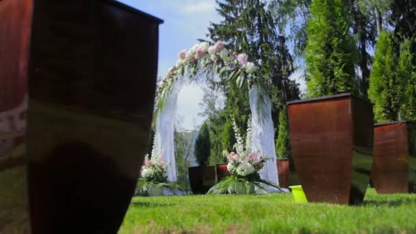 Egy gyönyörű arch egy esküvő a természet — Stock videók