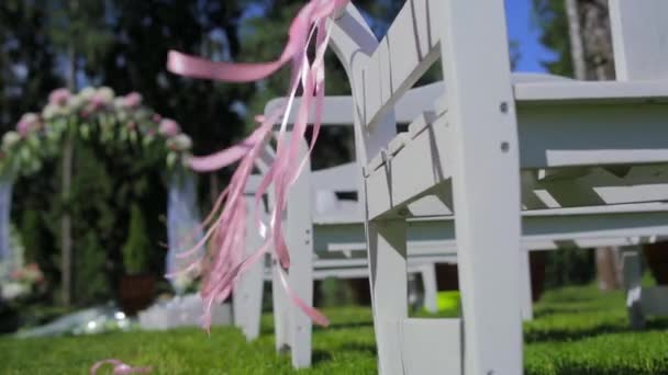 Egy gyönyörű arch egy esküvő a természet — Stock videók