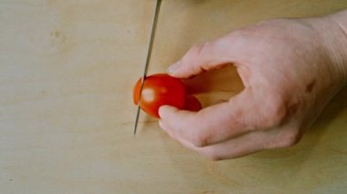 ahşap tahta üzerinde vişneli dilim