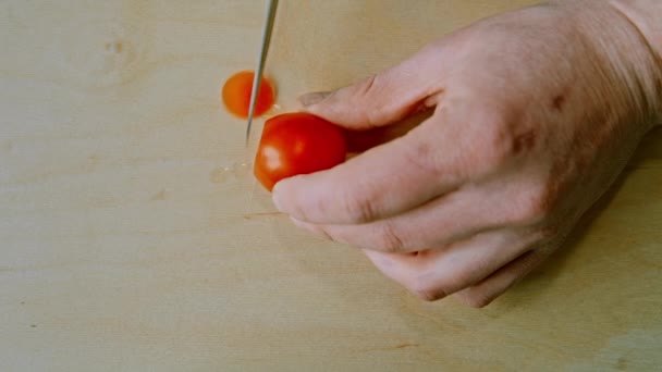 Cherry slice op houten plank — Stockvideo