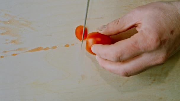 Rebanada de cereza en tablero de madera — Vídeos de Stock