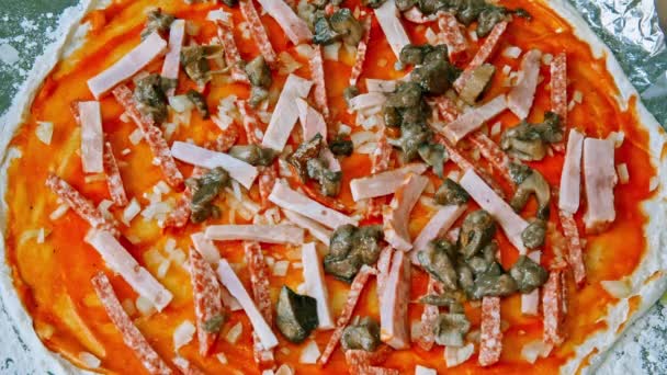 Menyiapkan pizza untuk dipanggang — Stok Video