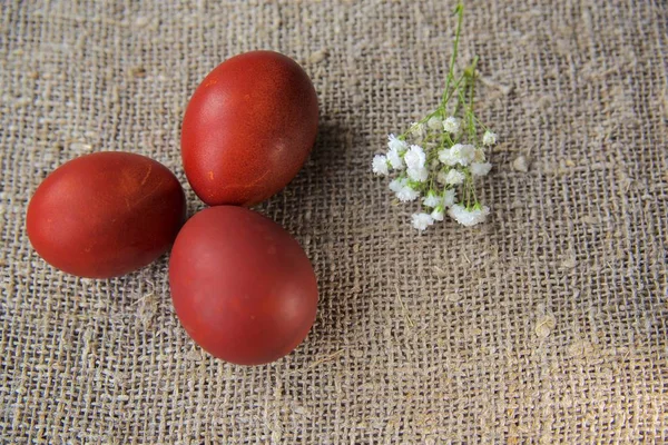 Ovos de Páscoa em um belo fundo — Fotografia de Stock