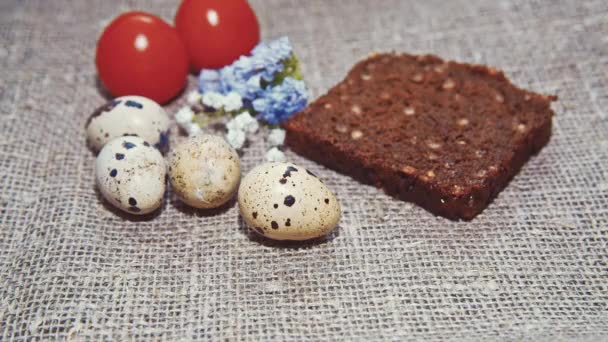 Huevos de Pascua sobre un hermoso fondo — Vídeos de Stock