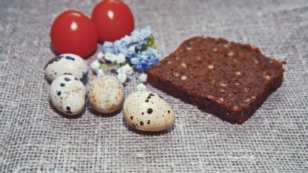 Huevos de Pascua sobre un hermoso fondo — Vídeos de Stock