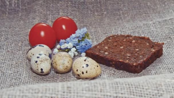 Huevos de Pascua sobre un hermoso fondo — Vídeos de Stock