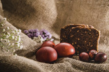 Güzel bir arka plan üzerinde Paskalya yumurtaları