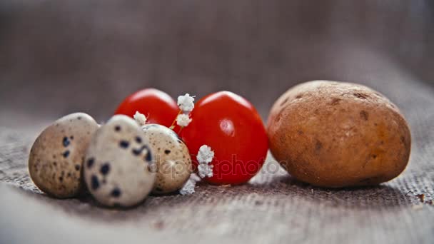 Huevos de Pascua sobre un hermoso fondo — Vídeos de Stock