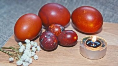 Güzel bir arka plan üzerinde Paskalya yumurtaları