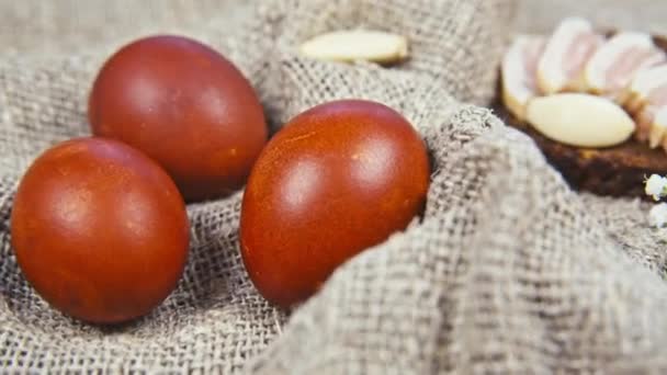 Huevos de Pascua sobre un hermoso fondo — Vídeos de Stock