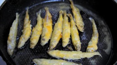 Balık bir tavada kızarmış. Eritilmiş.