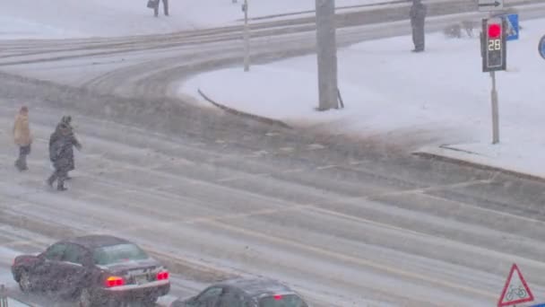 Його сніг у місті, дорога, автомобілі їдуть по засніженій дорозі — стокове відео