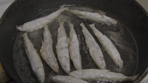 Pescado frito en una sartén. Derrita. S-log — Vídeos de Stock