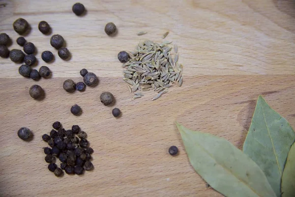 bir ahşap tahta üzerinde farklı baharatlar