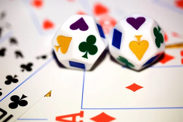 Speelkaarten en dobbelstenen liggen op de tafel — Stockfoto