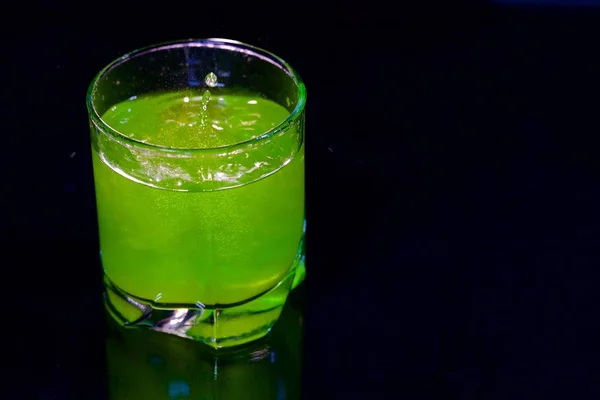 Yeşil siyah arka plan üzerine bir bardak kokteyl — Stok fotoğraf