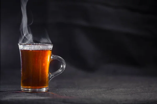 暗い背景にお茶のカップ — ストック写真