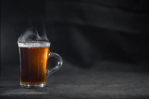 A xícara de chá em um fundo escuro — Fotografia de Stock
