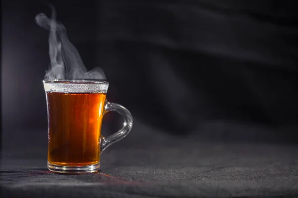 暗い背景にお茶のカップ — ストック写真