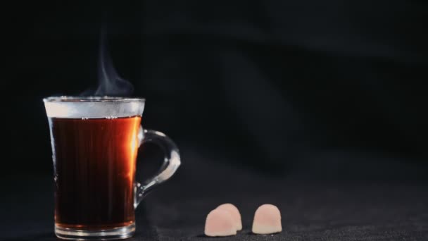 Tea in transparent Cup on a dark background. Slow motion — Stock Video