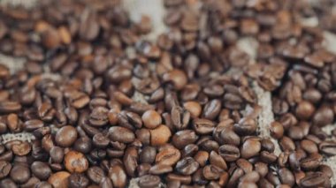 Kahve çekirdekleri closeup, tahıl, düşen, ağır çekim