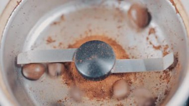 Kahve öğütücü ile fasulye yukarıdan vurdu. Ağır çekim