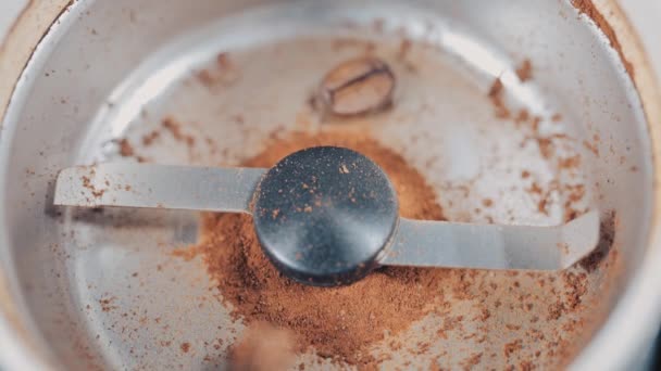 豆のコーヒー グラインダーは、上から撮影。スローモーション — ストック動画