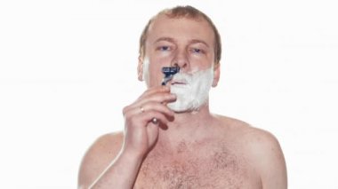 Tıraş köpüğü ve manuel razer ile yetişkin adam. Ağır çekim
